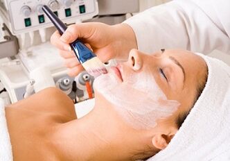 Yüz cildini gençleştirmenin bir yolu olarak kimyasal peeling